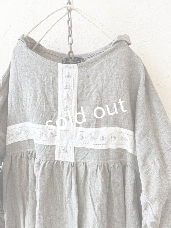 画像2: shizuka's／セーラー襟の刺繍レースワンピース・ペールグレー (2)