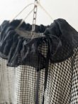 画像2: MARCHE' DE SOEUR／大きなラッフル襟のチュニック・ワッフルブラックに黒ガーゼ襟 (2)