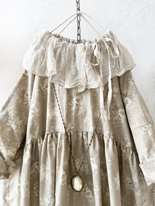 画像2: MARCHE' DE SOEUR／大きなラッフル襟のチュニック・ベージュローズに生成り襟 (2)