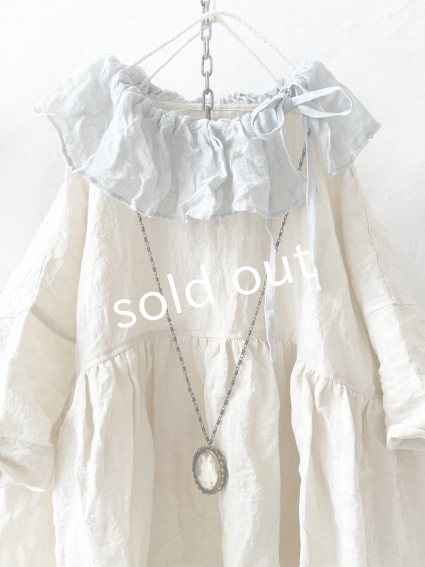 画像2: MARCHE' DE SOEUR／大きなラッフル襟のチュニック・ファナージュミルクに薄グレー襟 (2)