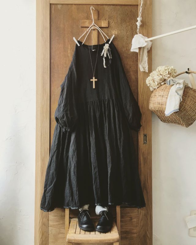 Marche De Soeur ちいさなコサージュ付きパフ袖ワンピース 黒 Marche De Soeur