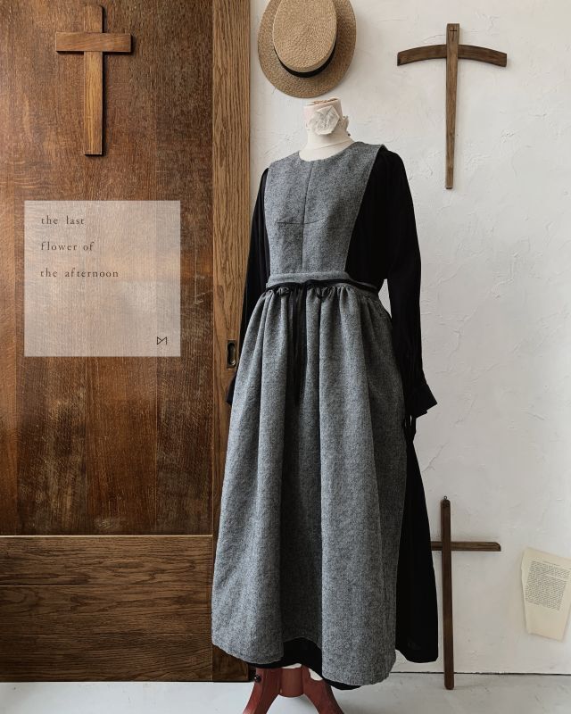 the last flower of the afternoon/寂然たる pinafore vest・charcoal the last flower of the afternoon/寂然たる pinafore vest・charcoal