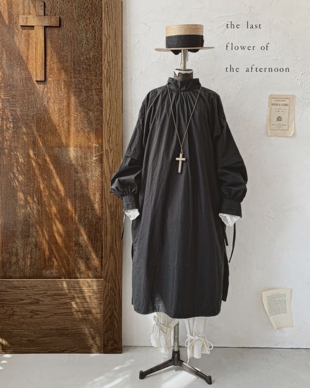 the last flower of the afternoon／さざなむ夜 back open smock dress・墨黒