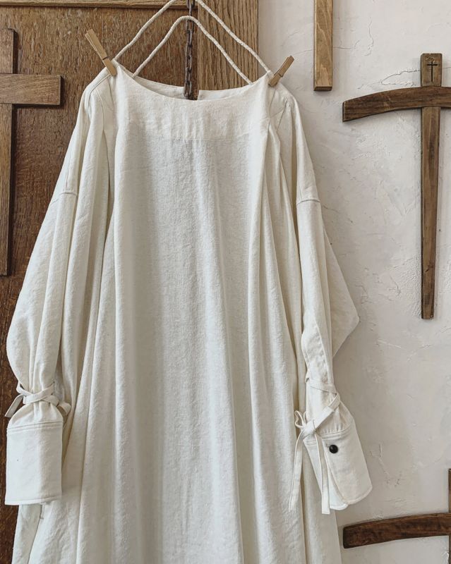 the last flower of the afternoon／月暈のprayer slit dress・白練