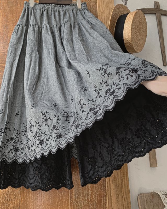 MARCHE' DE SOEUR／二枚仕立ての花刺繍スカートパンツ・ダンガリー×黒