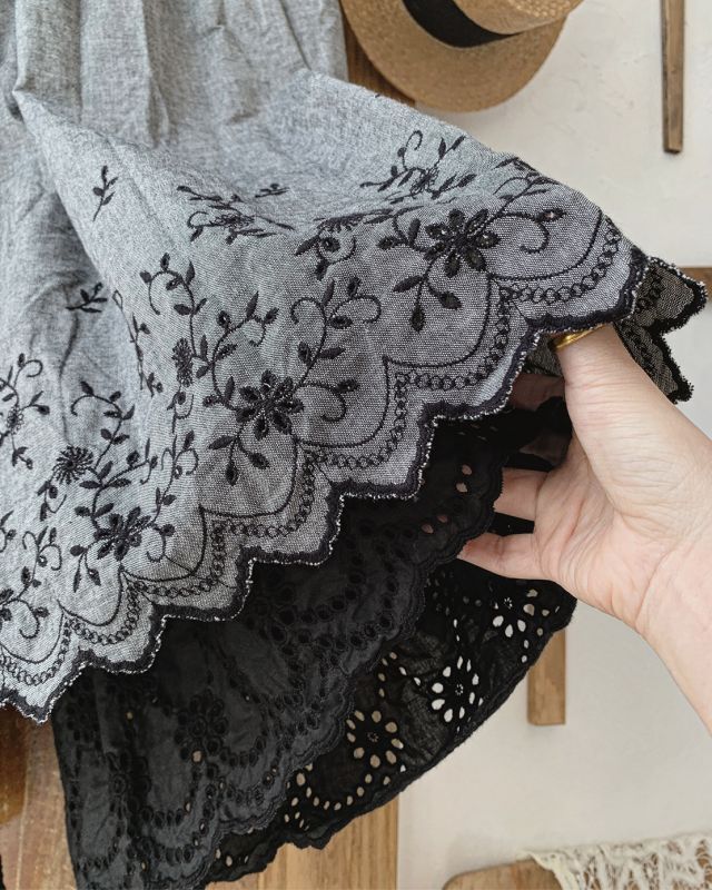 MARCHE' DE SOEUR／二枚仕立ての花刺繍スカートパンツ・ダンガリー×黒