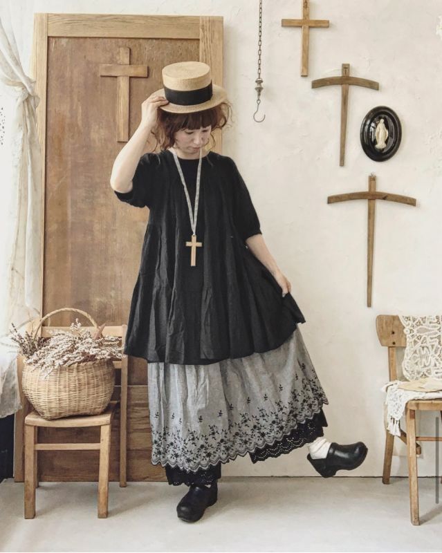 MARCHE' DE SOEUR/二枚仕立ての花刺繍スカートパンツ・ダンガリー×黒