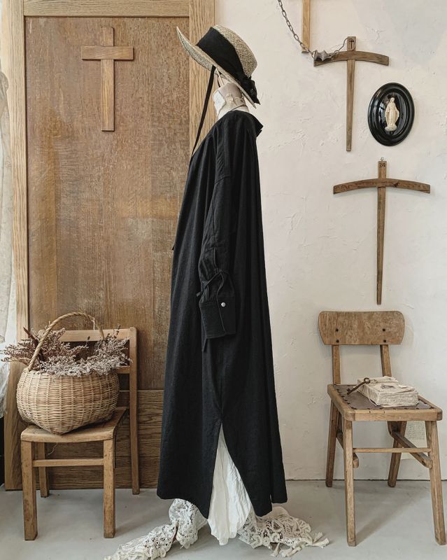 the last flower of the afternoon／月暈のprayer slit dress・黒