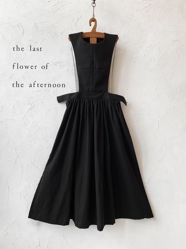 the last flower of the afternoon／言葉なき ピナフォアベスト・black 