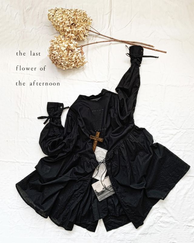 the last flower of the afternoonローブシャツ