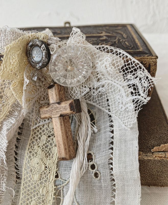 アンティーク アペンツェル小花刺繍 十字架&生物モザイクレース 精緻なドイリー アンティーク アペンツェル小花刺繍 十字架&生物モザイクレース 精緻な