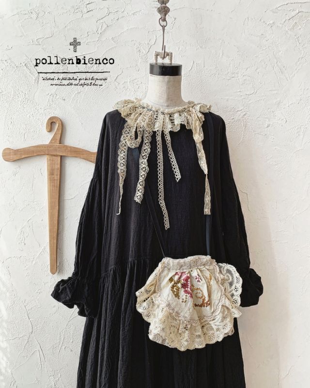 pollenbienco／アンティークレースの飾りポシェットワンピース  