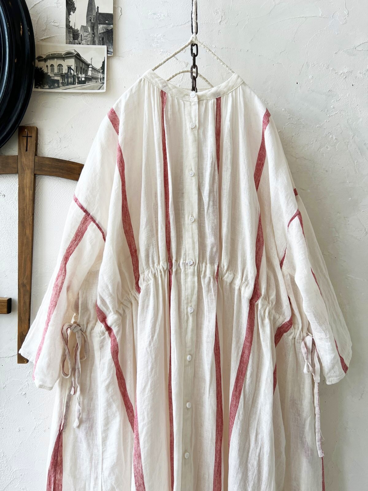 SO／ガーゼギャザーワンピース・レッドストライプ - MARCHE' DE SOEUR