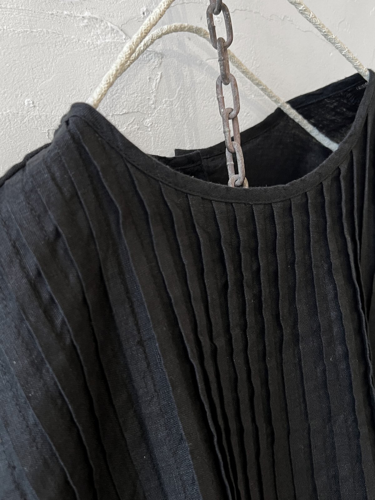 08mabリネンピンタック前開き半袖ワンピースブラック美品 08mab/リネン2wayピンタックワンピース・黒 - MARCHE' DE SOEUR