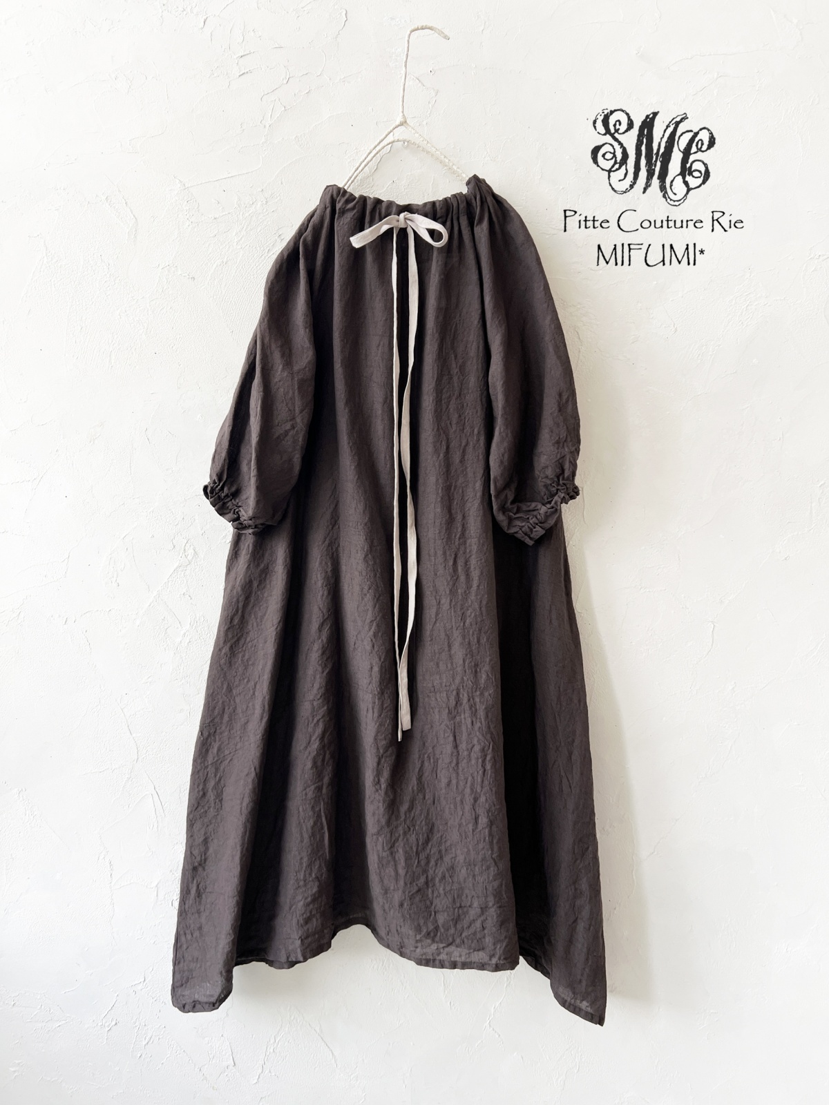 mifumi／コラボ刺繍yuiワンピース・こげ茶 - MARCHE' DE SOEUR