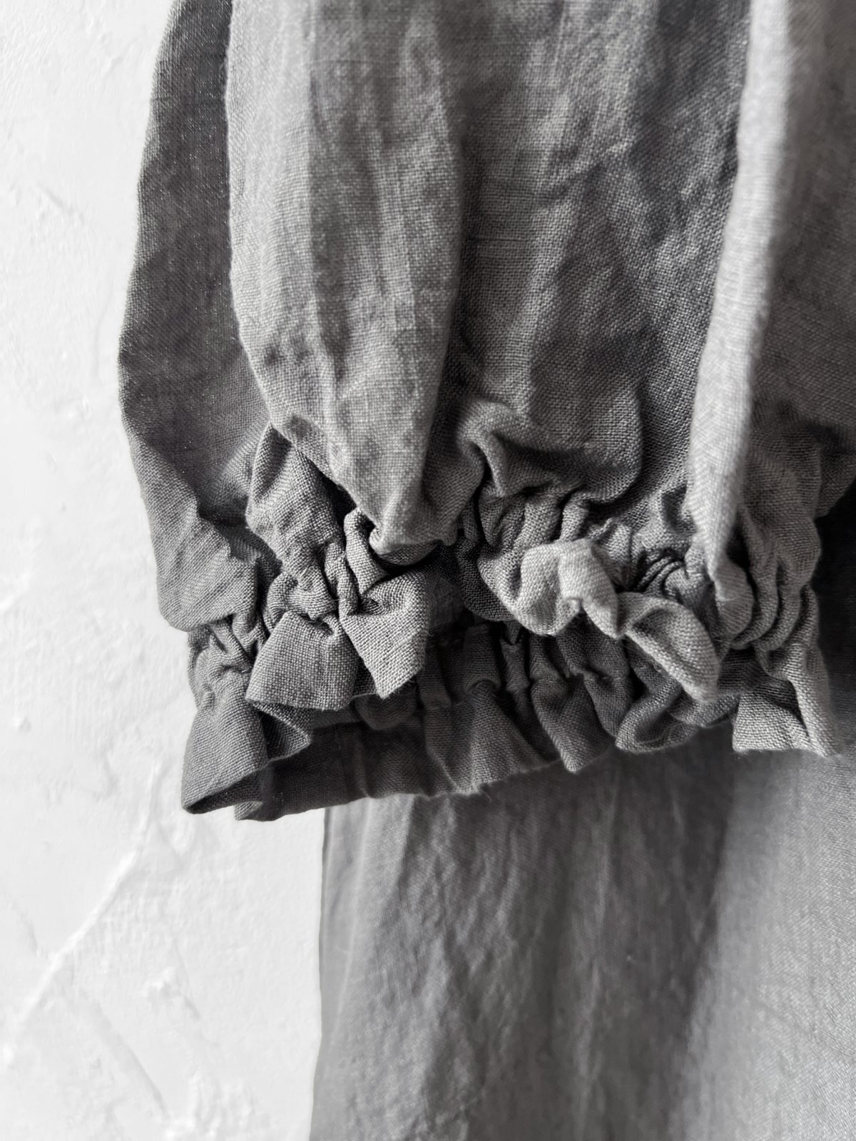 mifumi／コラボ刺繍yuiワンピース・濃灰 - MARCHE' DE SOEUR