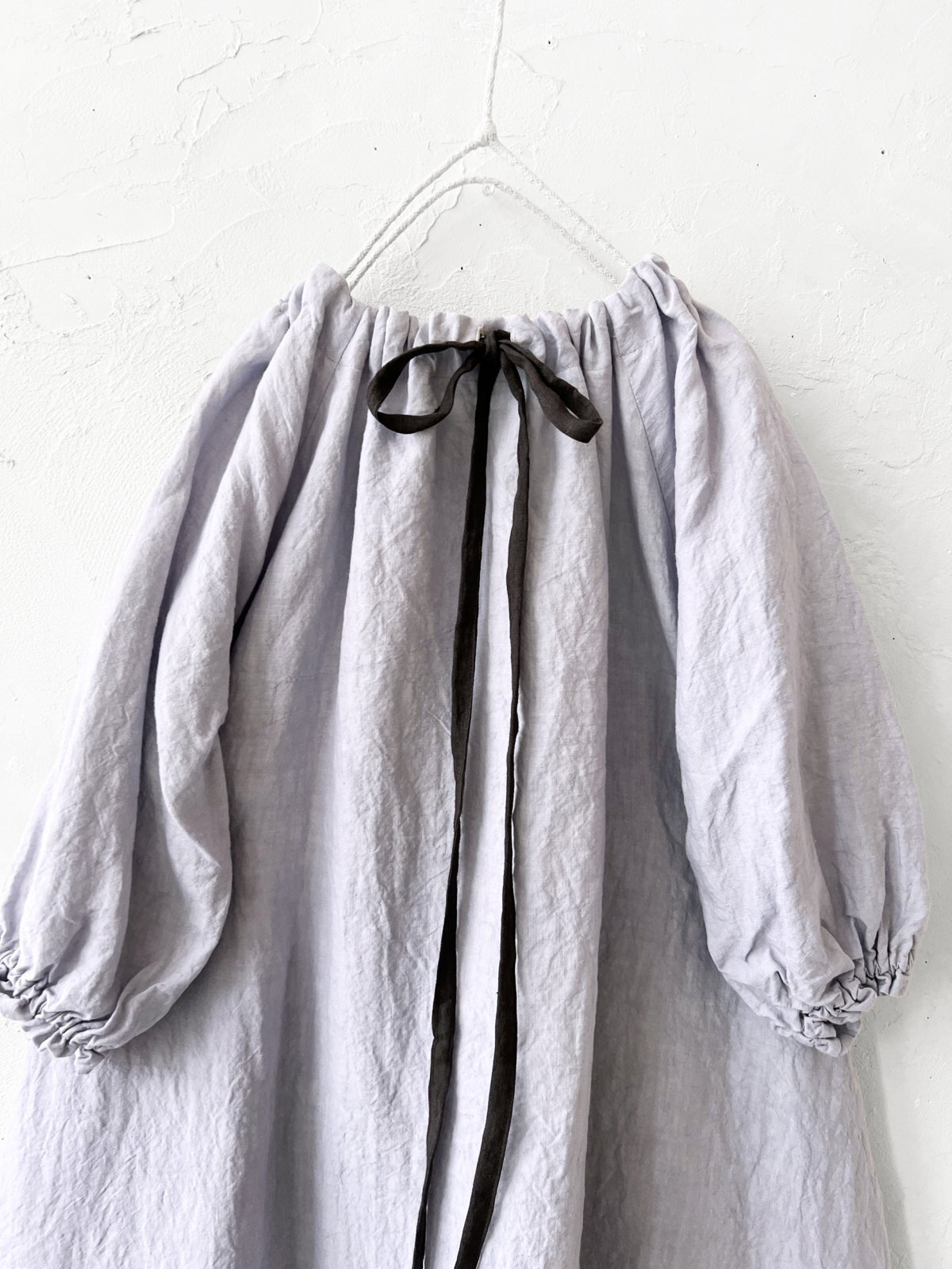 mifumi／コラボ刺繍yuiワンピース・ふじ色 - MARCHE' DE SOEUR