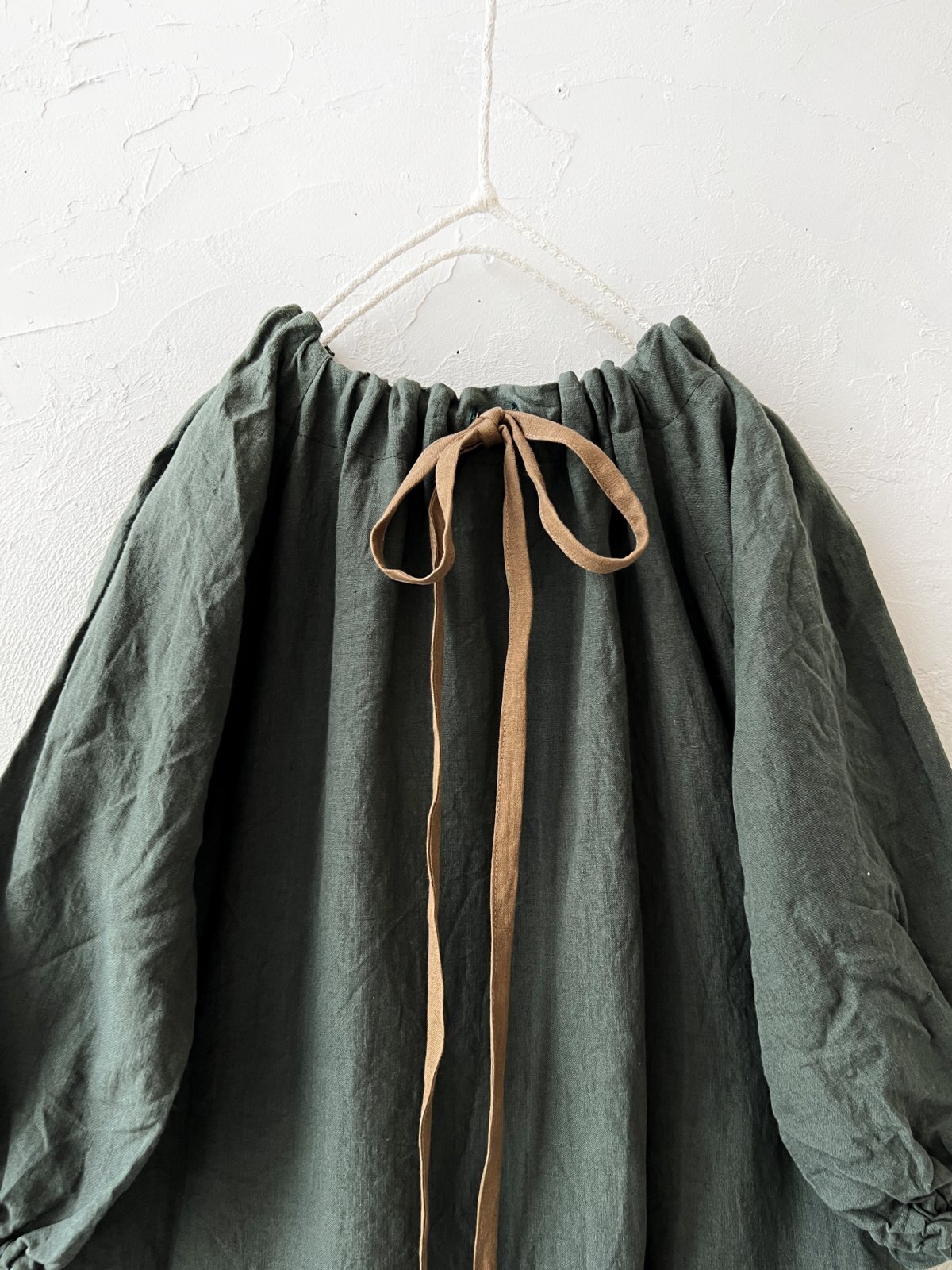 mifumi／コラボ刺繍yuiワンピース・グリーン - MARCHE' DE SOEUR