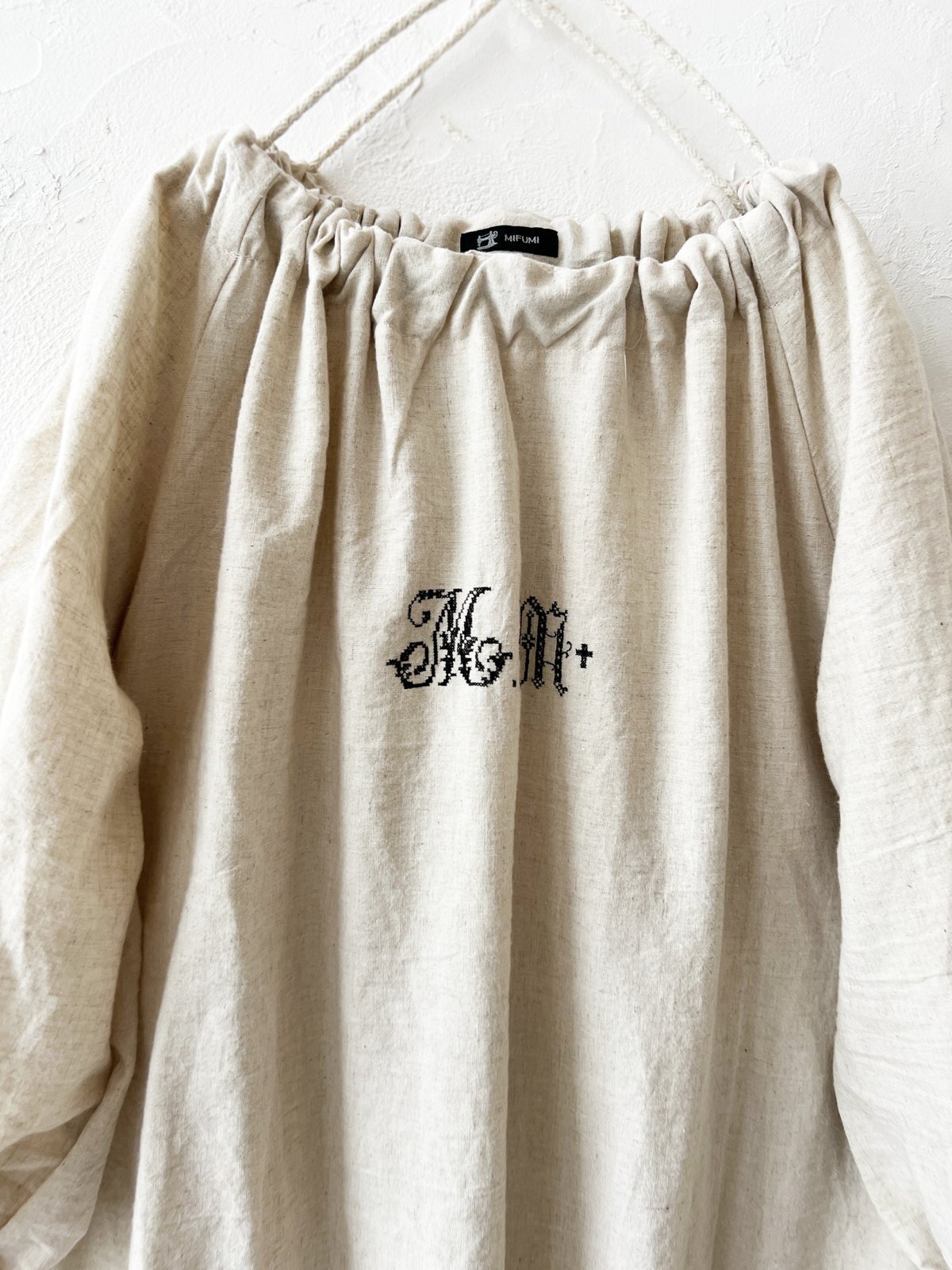 mifumi／コラボ刺繍yuiワンピース・ロンド刺繍黒 - MARCHE' DE SOEUR