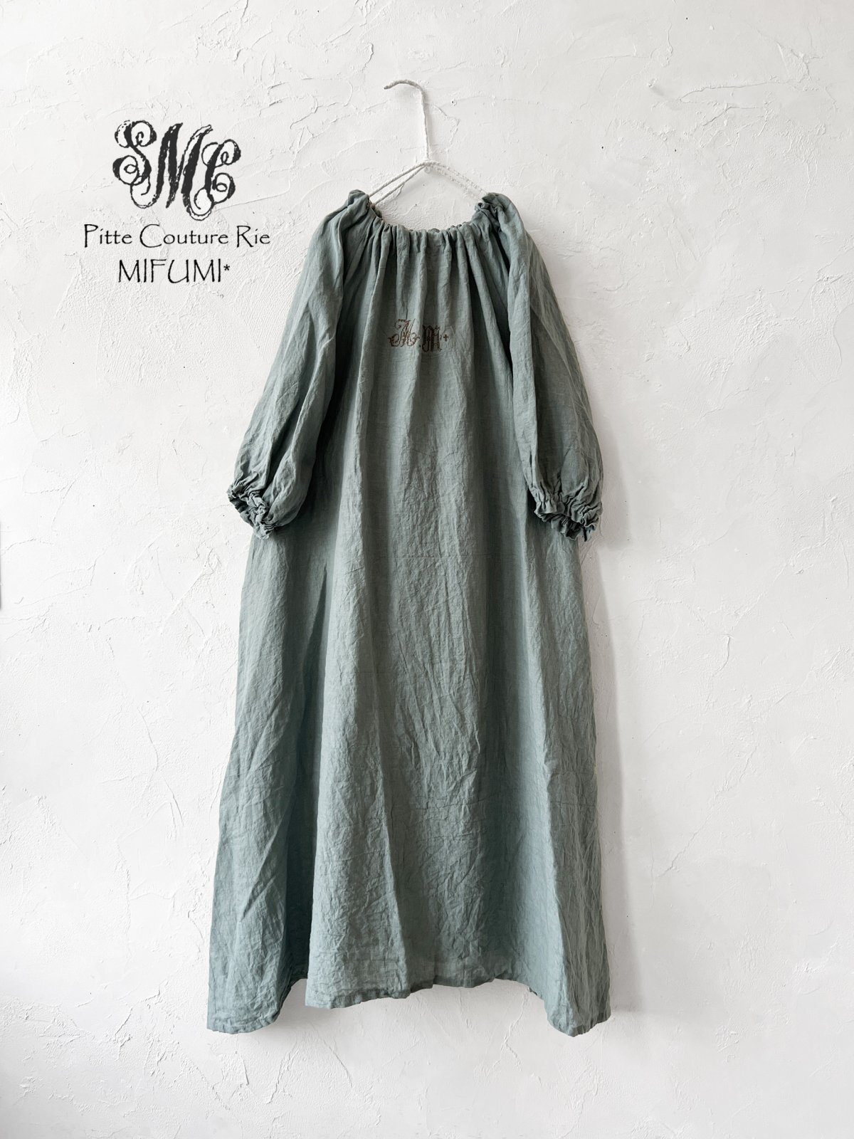 mifumi／コラボ刺繍yuiワンピース・モスグリーン - MARCHE' DE SOEUR