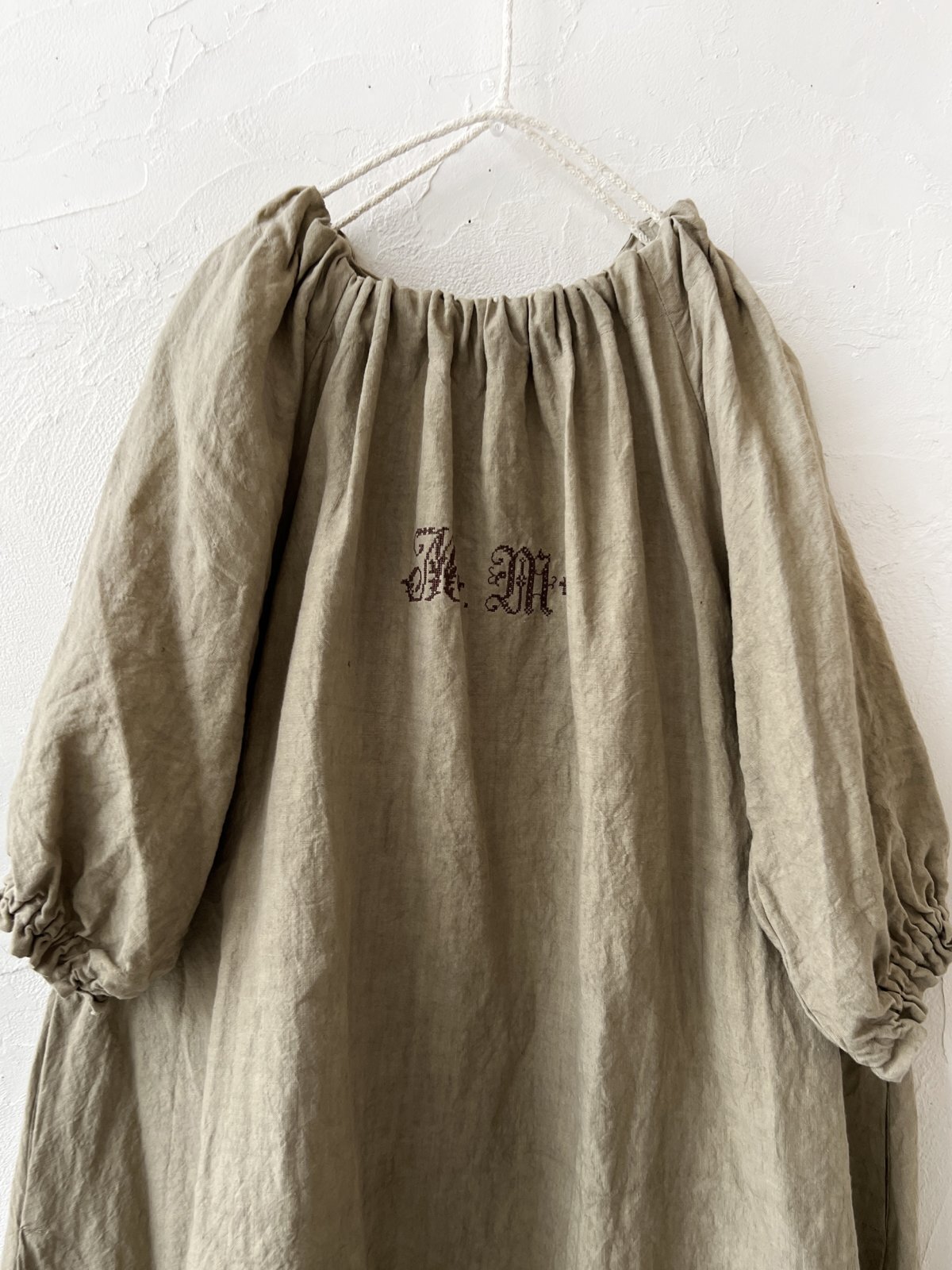 mifumi■yuiワンピース/キナリ mifumi／コラボ刺繍yuiワンピース・カーキ - MARCHE' DE SOEUR