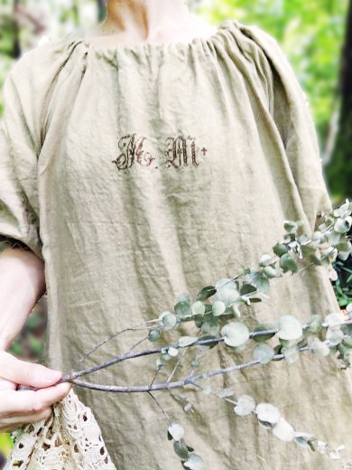 mifumi／コラボ刺繍yuiワンピース・アンティークベージュ