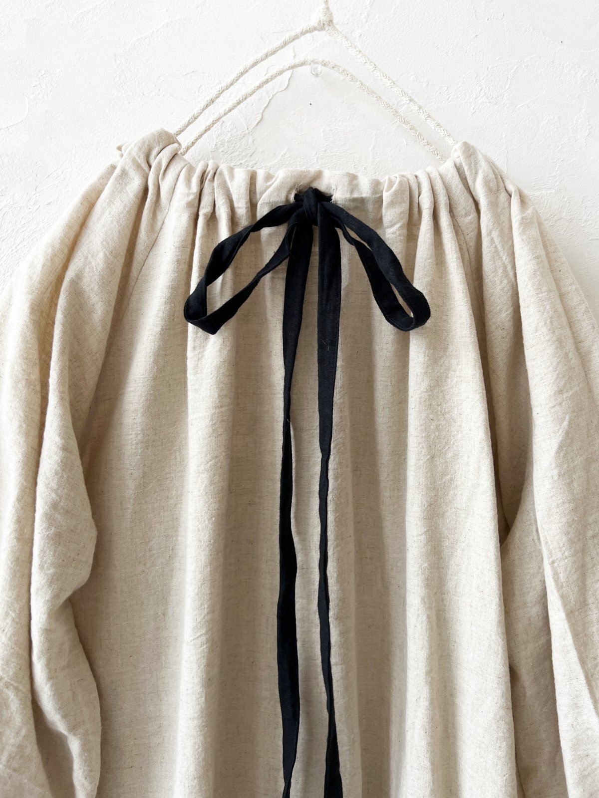 mifumi■yuiワンピース/キナリ mifumi／コラボ刺繍yuiワンピース・ふじ色 - MARCHE' DE SOEUR