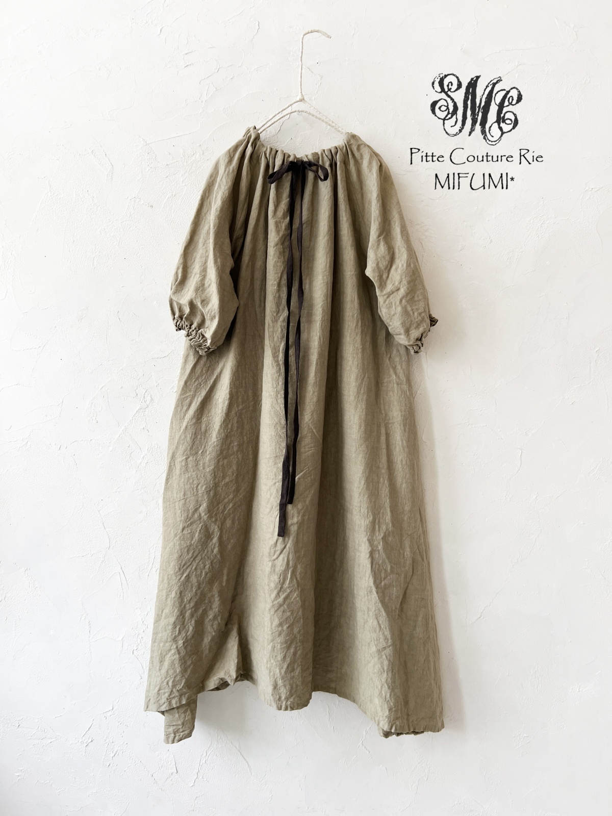 mifumi■yuiワンピース/キナリ mifumi／コラボ刺繍yuiワンピース・カーキ - MARCHE' DE SOEUR