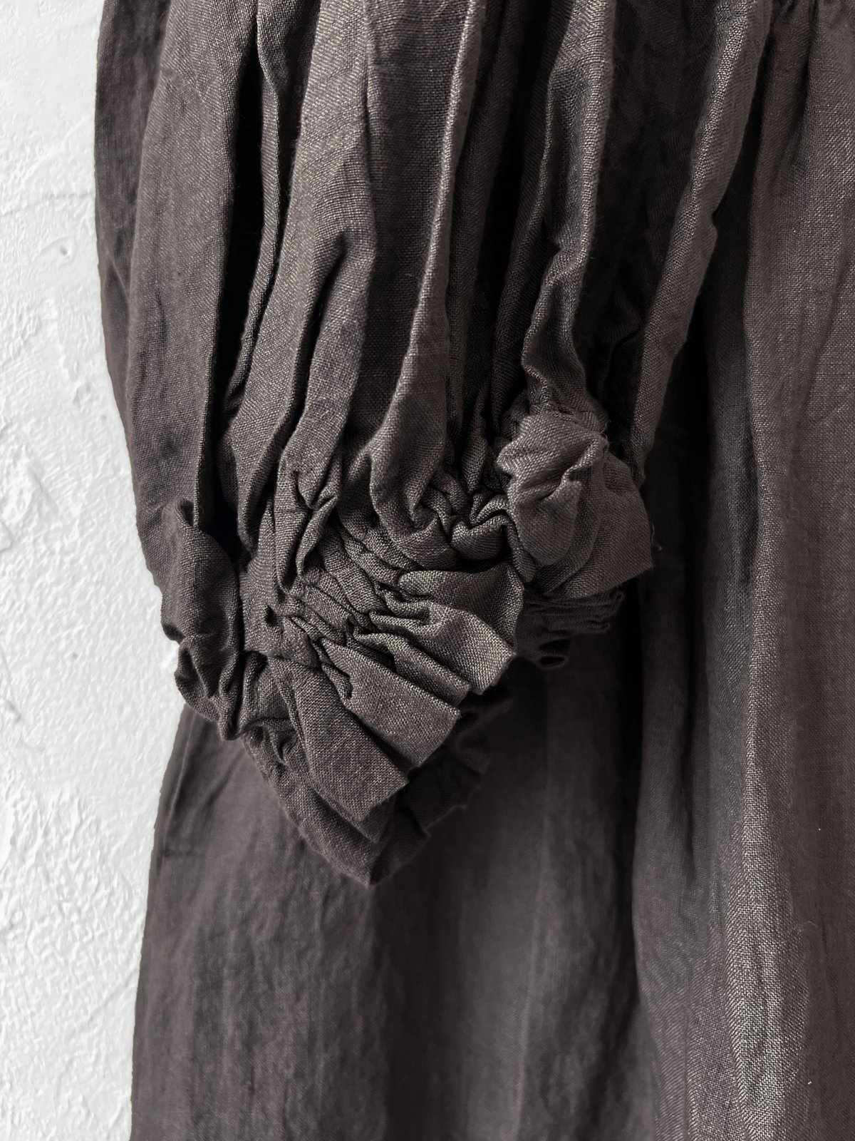 mifumi／フリル襟ドロップショルダーpuffワンピース・こげ茶