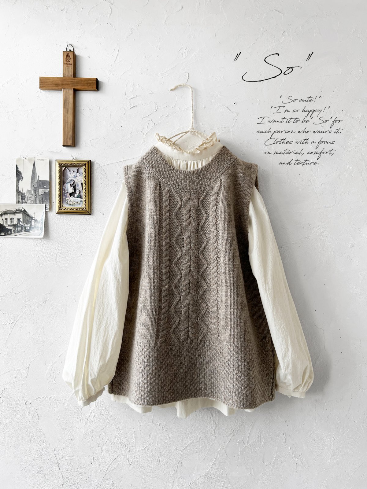 SO／後ろボタンニットベスト・サンドベージュ - MARCHE' DE SOEUR